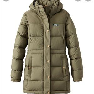 L. L. Bean Mountain Classic 650 Fill Power Down Parka
size large detachable hood